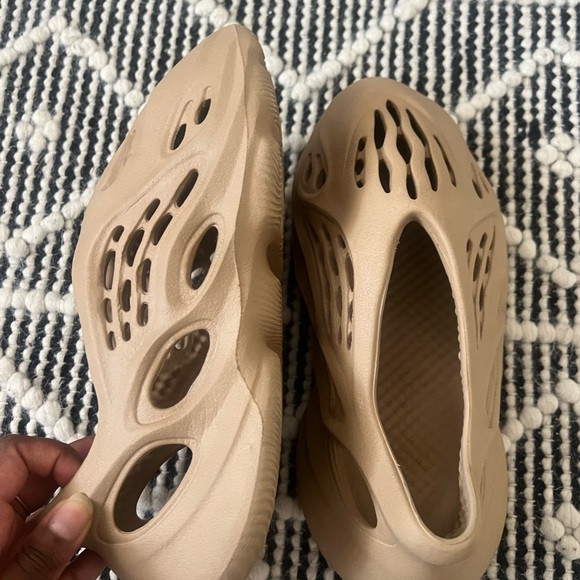 Yeezy foam runners size 5 - Picture 6 of 6